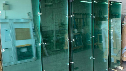 verres trempés 10 mm poli contour de 32 ½″ x 33 1/4″ Avec trou 1/2 (SG)